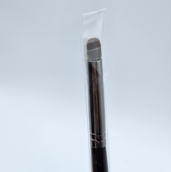 Morphe E18 Round Crease Eyeshadow Brush - Picture 5 of 5